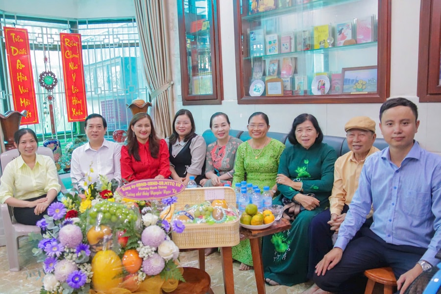 Lãnh đạo TP.HCM và phường Hạnh Thông đến thăm, tri ân gia đình cố Nhà giáo Ưu tú Nguyễn Ngọc Ký