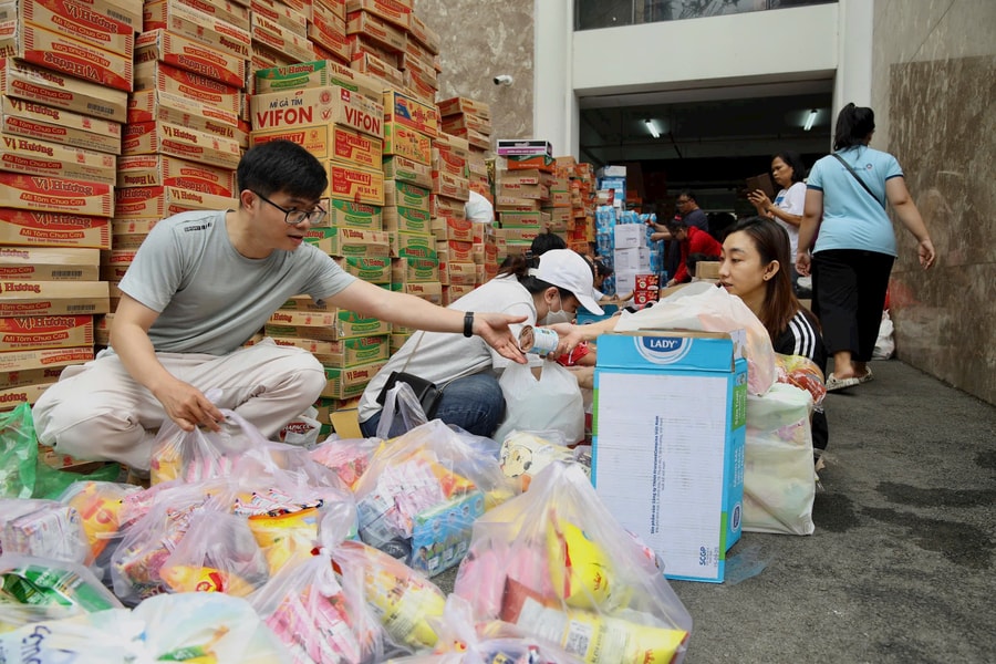 TP.HCM dừng tiếp nhận hàng hóa cứu trợ, tiếp tục vận động ủng hộ qua tài khoản