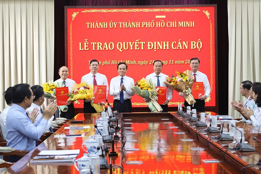 Trao Quyết định cho các tân Phó chủ tịch UBND TP.HCM