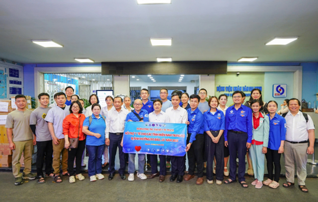 Gần 100 y, bác sĩ lên đường chi viện y tế vùng lũ miền Trung