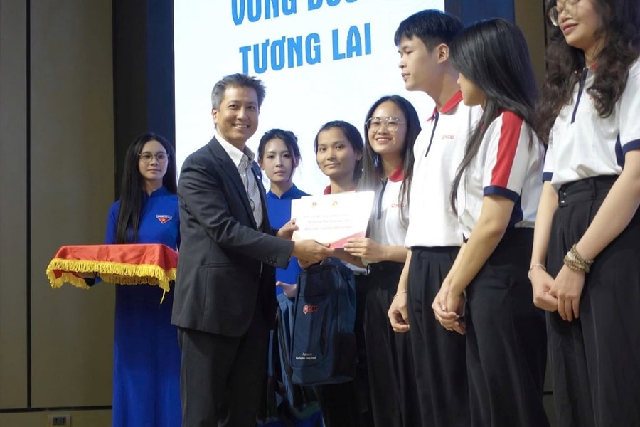 Trao học bổng trị giá 1,6 tỷ đồng cho 150 sinh viên, học sinh nghèo vượt khó