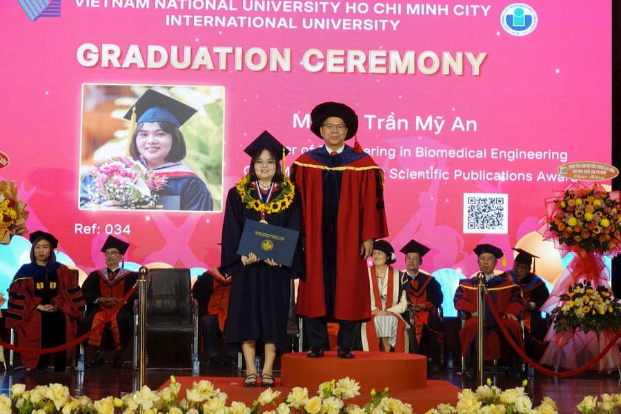 Hơn 1.820 tân kỹ sư, cử nhân, thạc sĩ, tiến sĩ Trường Đại học Quốc tế tốt nghiệp năm 2025