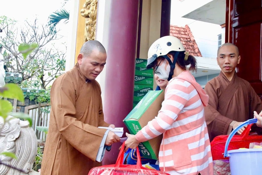 Trao hàng ngàn phần quà đến đồng bào chịu ảnh hưởng lũ lụt