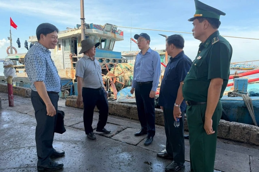 Phó Chủ tịch UBND TP.HCM Hoàng Nguyên Dinh kiểm tra công tác phòng chống khai thác IUU tại các cảng cá