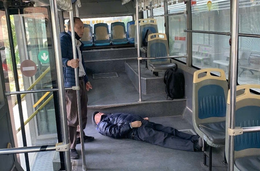 Thêm một hành khách bị ngất trên xe buýt được hỗ trợ đưa cấp cứu kịp thời