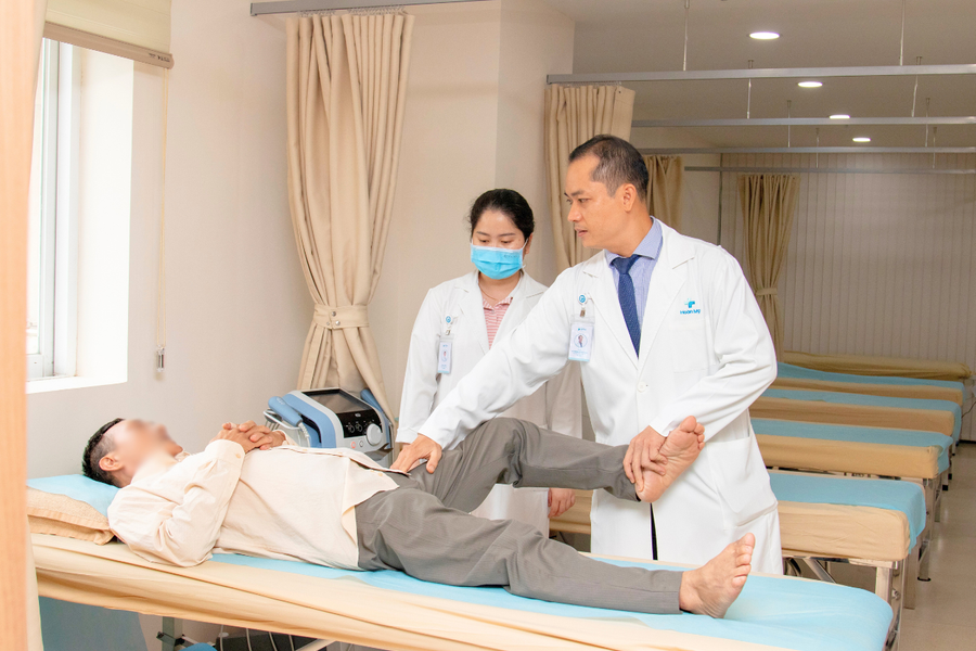 Tưởng chừng phải “nằm một chỗ”, người bệnh đi lại vững vàng sau 48 giờ phẫu thuật