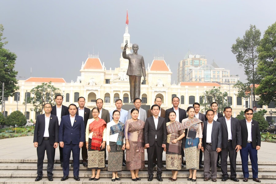 Đoàn đại biểu Chính quyền tỉnh Hủa Phăn (Lào) dâng hoa tưởng niệm Chủ tịch Hồ Chí Minh