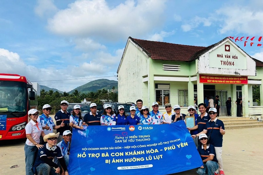 Hàng trăm doanh nhân TP.HCM chắt chiu nghĩa tình, gửi về vùng lũ