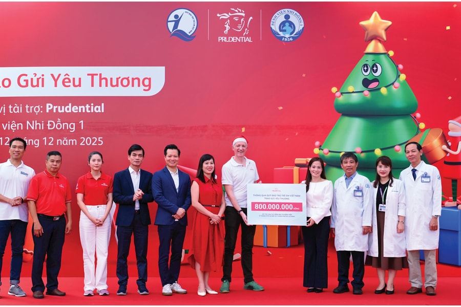 Prudential trao 2.600 phần quà Giáng Sinh cho bệnh nhi tại TP.HCM và Hà Nội