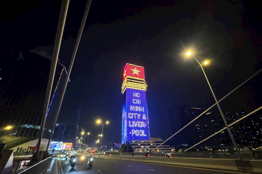 Tòa tháp Saigon Marina IFC và phố Nguyễn Huệ rực sáng mừng quan hệ hợp tác Việt Nam - Anh trước thềm năm mới