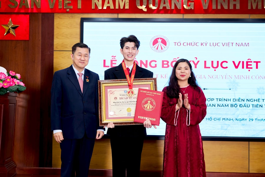 'Miệt Cù Lao' của NTK Nguyễn Minh Công đạt kỷ lục Việt Nam