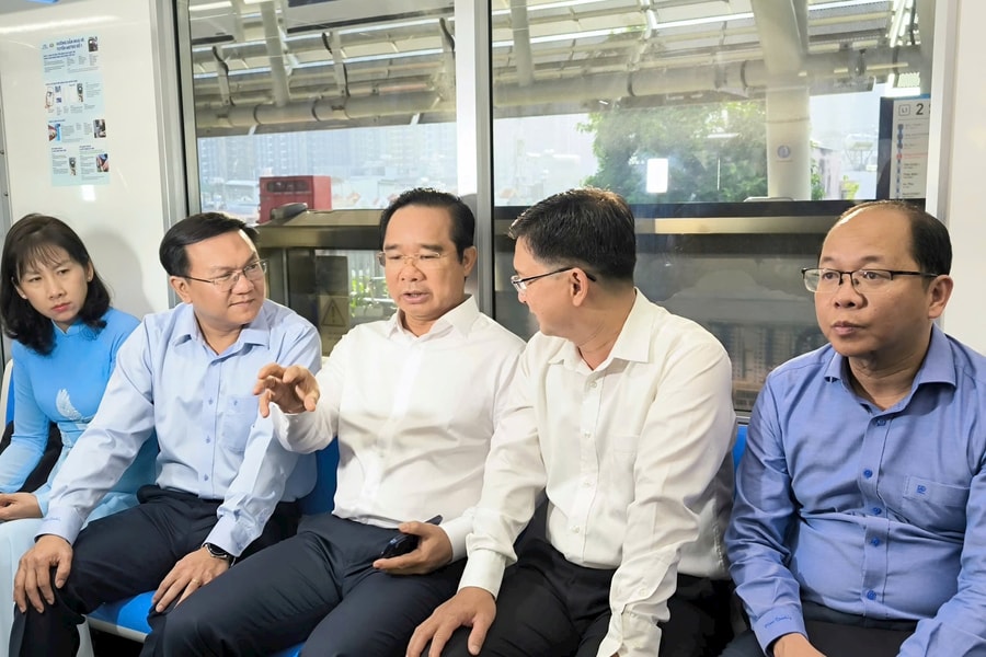 Lãnh đạo TP.HCM đi metro dự lễ ra mắt Trung tâm Phục vụ hành chính công