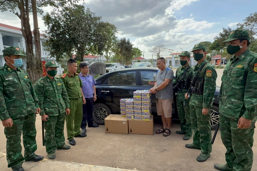 Đồn Biên phòng Tân Hà bắt đối tượng vận chuyển hơn 240kg pháo hoa nổ các loại