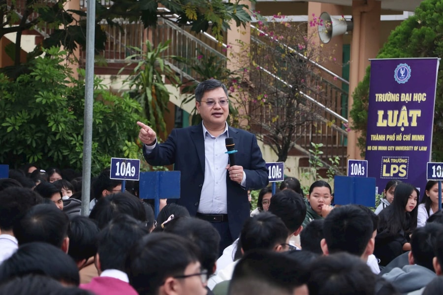 Trường Đại học Luật TP.HCM tư vấn pháp luật và hướng nghiệp cho học sinh Khánh Hòa