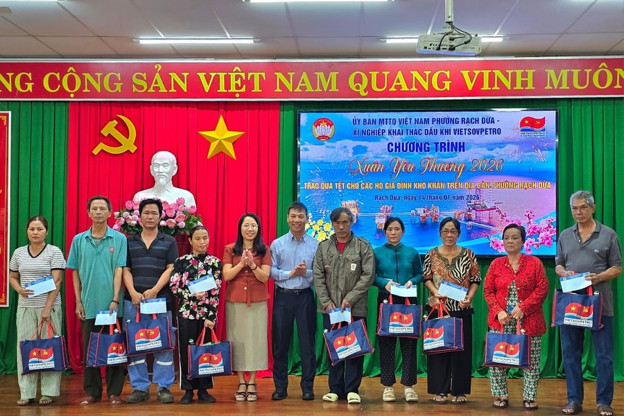 Trao quà “Xuân yêu thương” đến người dân có hoàn cảnh khó khăn