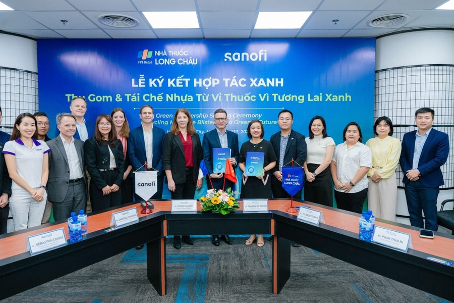 Sanofi và Long Châu tiên phong triển khai thu gom và tái chế nhựa từ vỉ thuốc, thắt chặt cam kết vì tương lai xanh