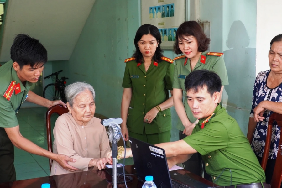 Công an TP.HCM thu nhận mẫu ADN của thân nhân liệt sĩ, thực hiện hành trình “đưa các anh về đất mẹ”