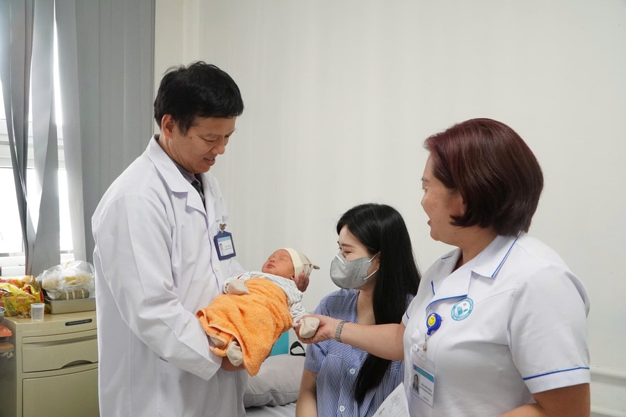 Nhân viên y tế hiến máu cứu sản phụ băng huyết nguy kịch