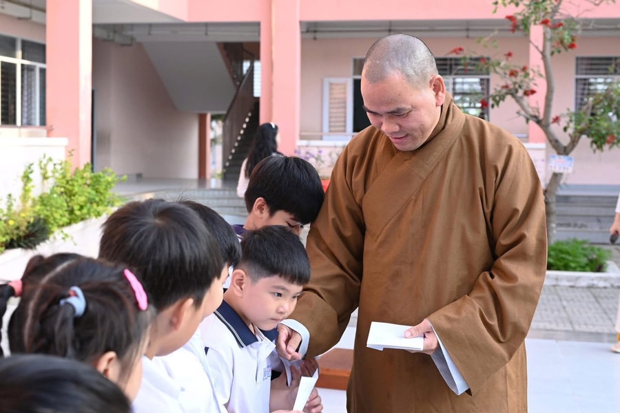 Phường Vũng Tàu: Trao 50 suất học bổng “Tiếp sức em đến trường”