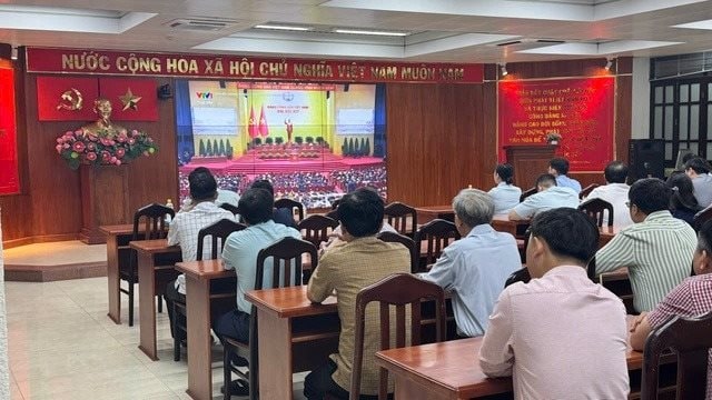 Người dân TP.HCM phấn khởi theo dõi trực tiếp khai mạc Đại hội XIV của Đảng
