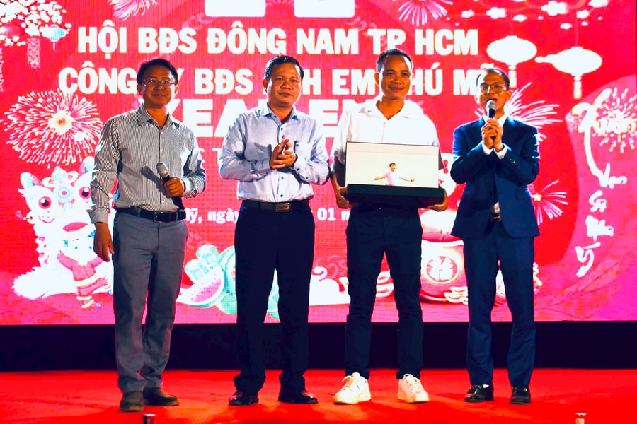 Hội Bất động sản Đông Nam TP.HCM gây quỹ gần 250 triệu đồng dành cho người dân khó khăn