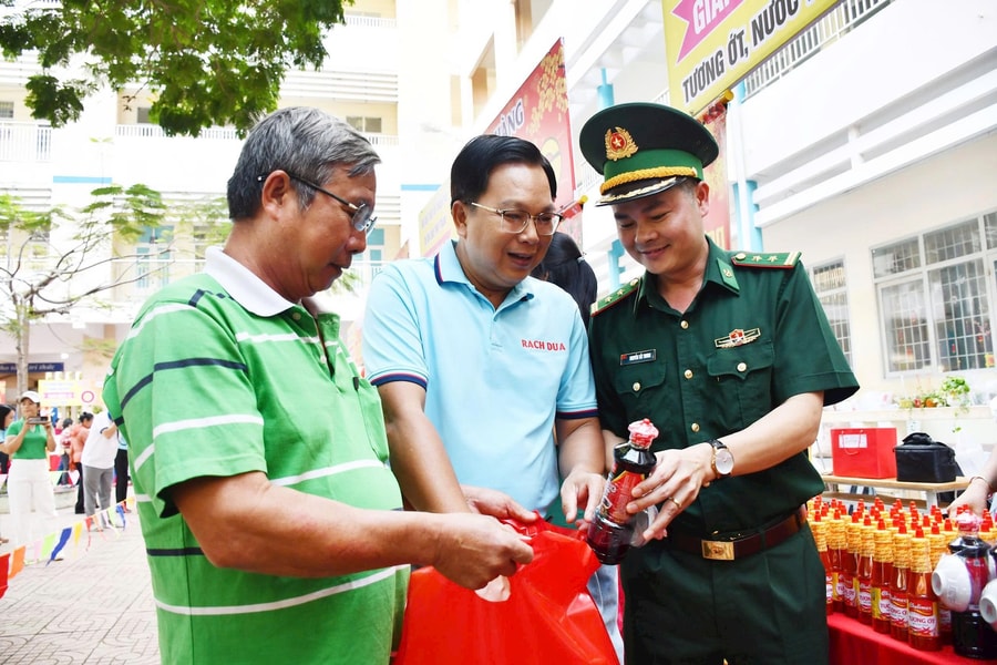 Ấm áp Phiên chợ yêu thương – Phiên chợ 0 đồng phường Rạch Dừa