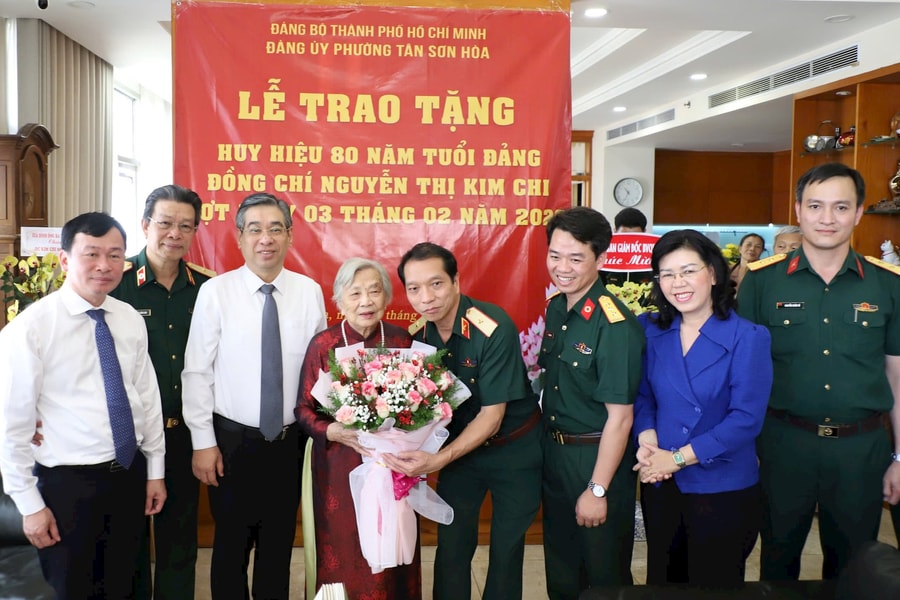 Lãnh đạo Thành ủy TP.HCM trao huy hiệu Đảng cho đảng viên