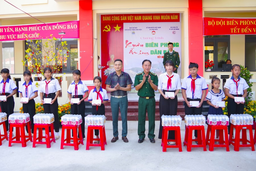 Xuân biên phòng ấm lòng dân bản đến với người dân xã Vĩnh Điều