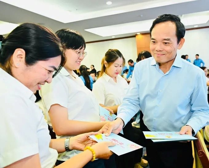 Bí thư Thành ủy TP.HCM Trần Lưu Quang trao quà Tết cho công nhân lao động