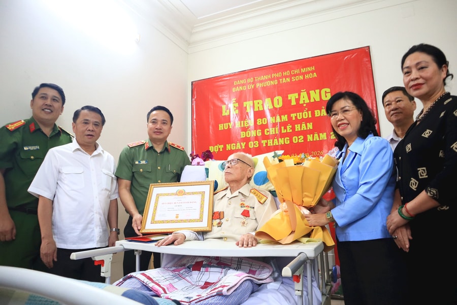 Trung tướng Mai Hoàng trao Huy hiệu 80 năm tuổi Đảng đến con trai trưởng của Cố Tổng Bí thư Lê Duẩn