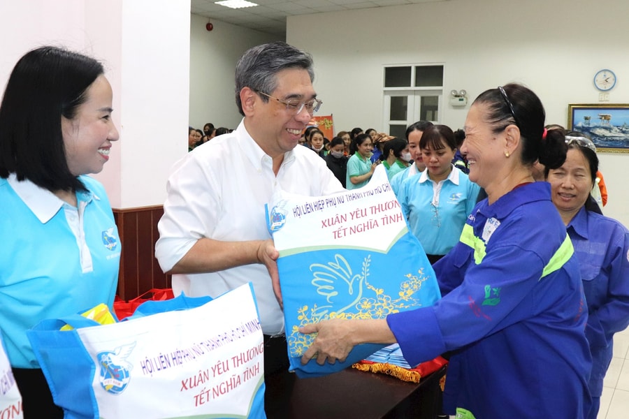 Trao 500 phần quà Tết cho nữ công nhân môi trường đô thị TP.HCM