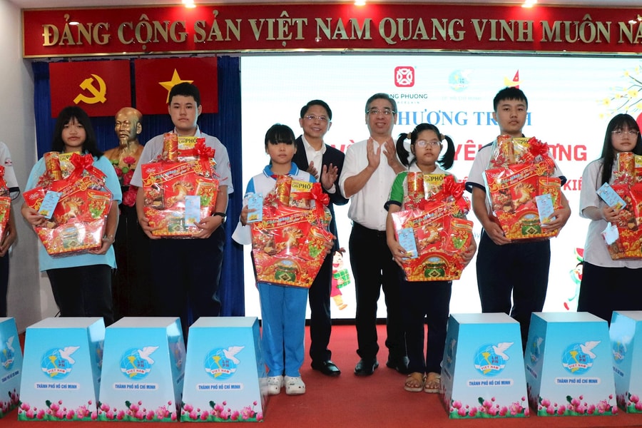 TP.HCM trao gần 3 tỷ đồng chăm lo trẻ mồ côi do dịch COVID-19