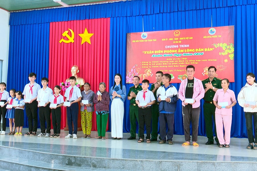 Chương trình 'Xuân Biên phòng ấm lòng dân bản' trao 230 phần quà tết đến xã Hòa Hội