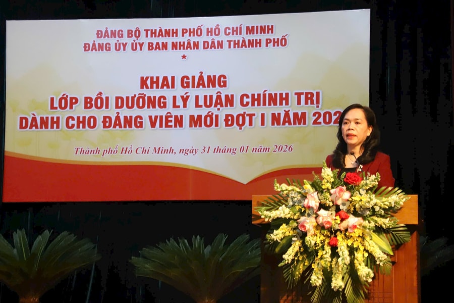 Khai giảng lớp bồi dưỡng lý luận chính trị dành cho đảng viên mới