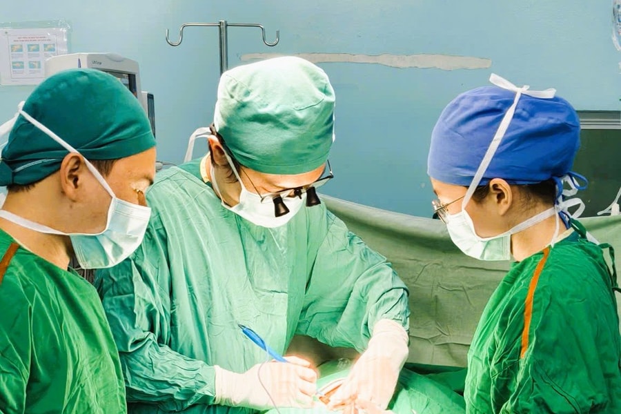 Nuốt hạt nở đồ chơi, bé gái 18 tháng nguy kịch vì bị tắc ruột