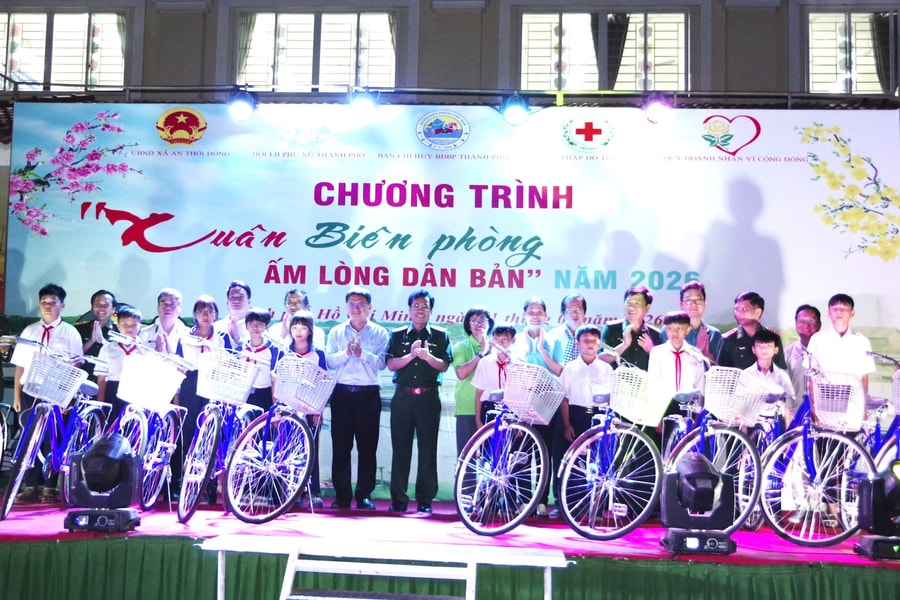 Người dân ven biển TP.HCM nhận quà từ “Xuân Biên phòng ấm lòng dân bản”