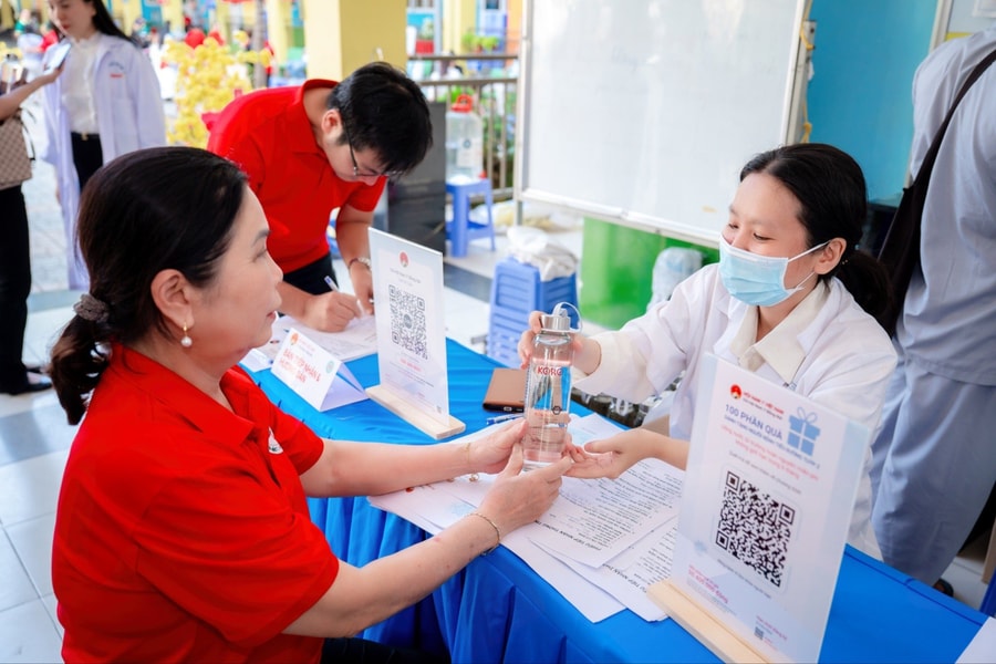 Chi hội Nam y Đồng Nai cùng Hội Chữ thập đỏ phường Bình Trưng Chăm sóc sức khỏe tại “Tết nhân ái - Xuân yêu thương” 2026