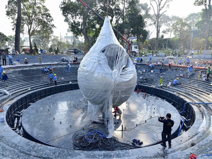 Lắp đặt biểu trưng hình giọt nước tại công viên số 1 Lý Thái Tổ