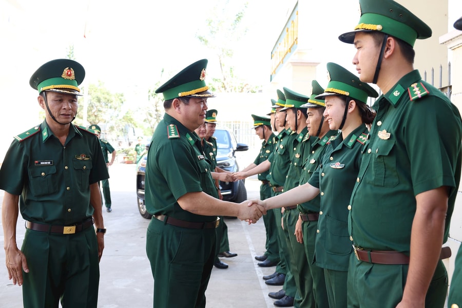 Ban Chỉ huy BĐBP tỉnh An Giang chúc Tết, tặng quà các Đồn Biên phòng