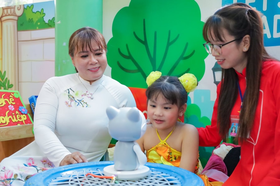 Trường mầm non tại TP.HCM ứng dụng AI, đưa robot vào giảng dạy