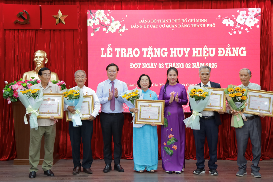 Đảng ủy các cơ quan Đảng TP.HCM trao huy hiệu Đảng cho 23 đảng viên