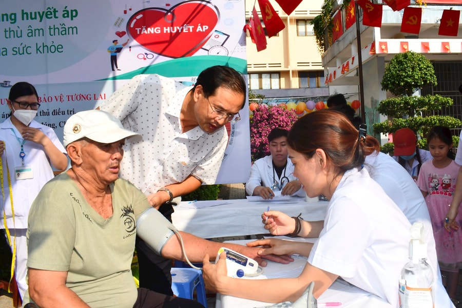 Phiên chợ nghĩa tình - trao gửi yêu thương, gắn kết cộng đồng
