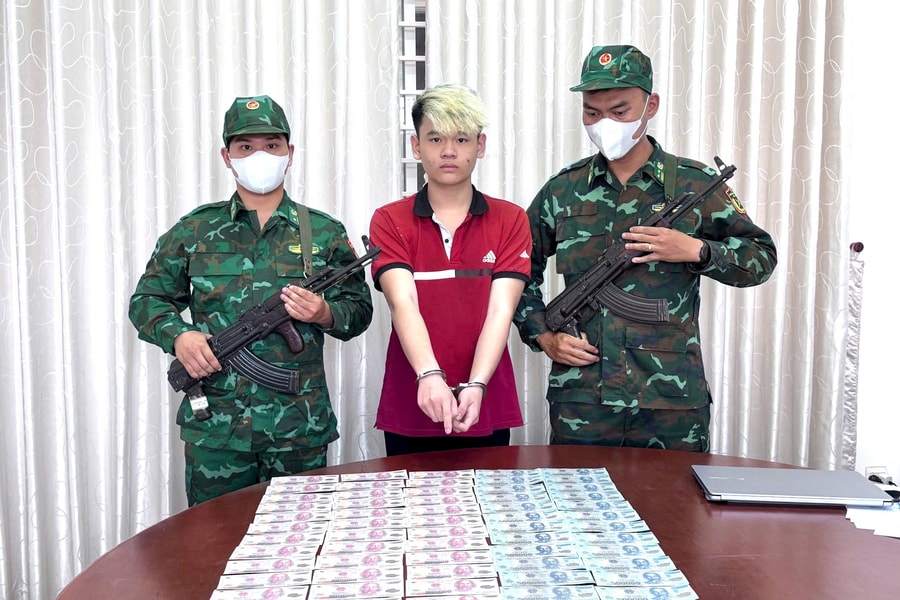 Bộ đội Biên phòng TP.HCM bắt quả tang đối tượng tàng trữ tiền giả