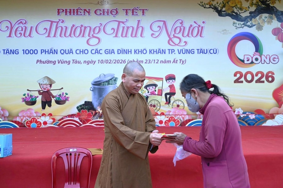 Trao 1.000 phần quà trong phiên chợ Tết “Yêu thương tình người”