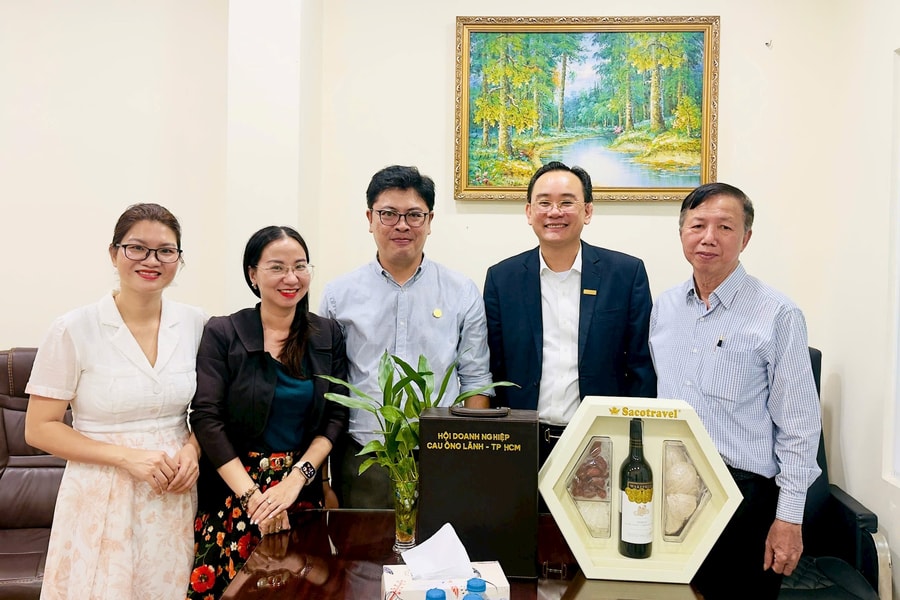 Đại diện COLBA thăm, chúc Tết lãnh đạo phường Cầu Ông Lãnh