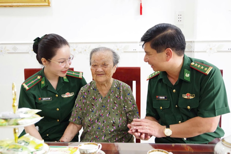 Gần 900 phần quà Tết đến với các hộ dân khó khăn khu vực biên giới