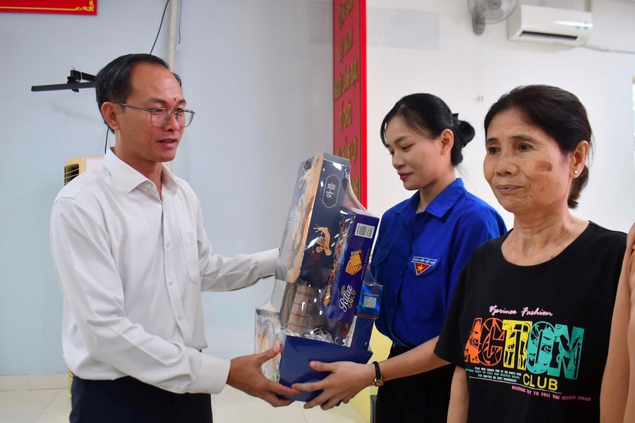 Xã Châu Pha, TP. HCM trao quà Tết cho các lực lượng trực tiếp tham gia hoạt động ấp