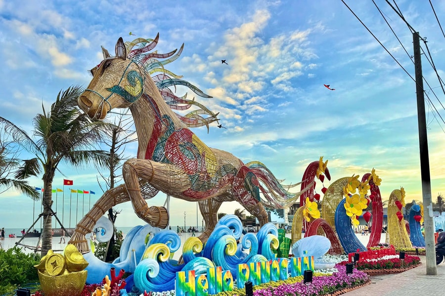 Ngắm linh vật ngựa bằng mây tre tại nhà lưu niệm Võ Thị Sáu và quảng trường xã Phước Hải