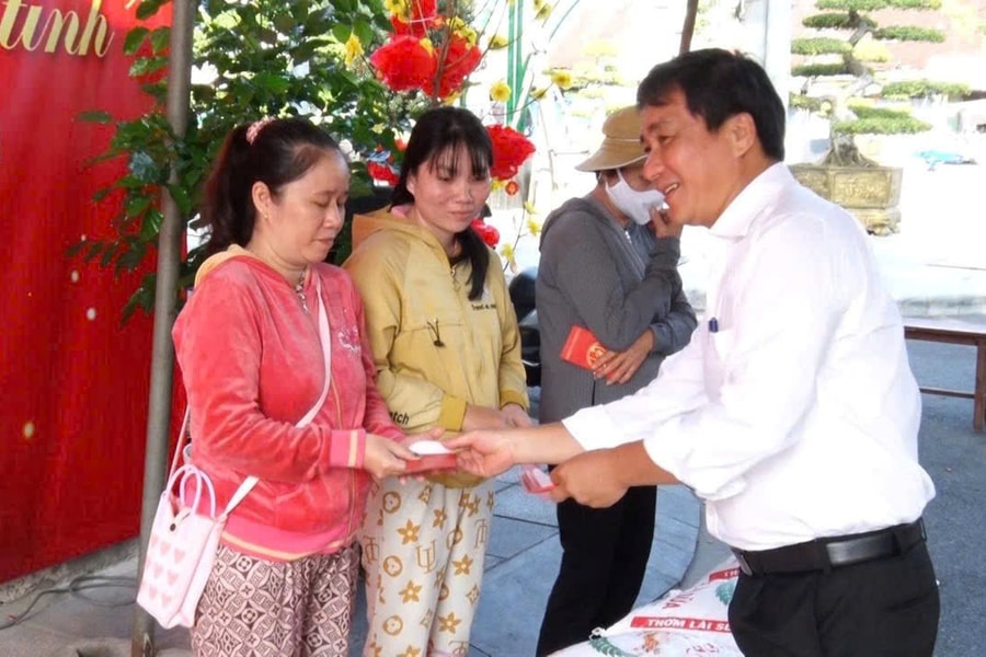 Mang Tết nghĩa tình đến với người dân xã Long Điền