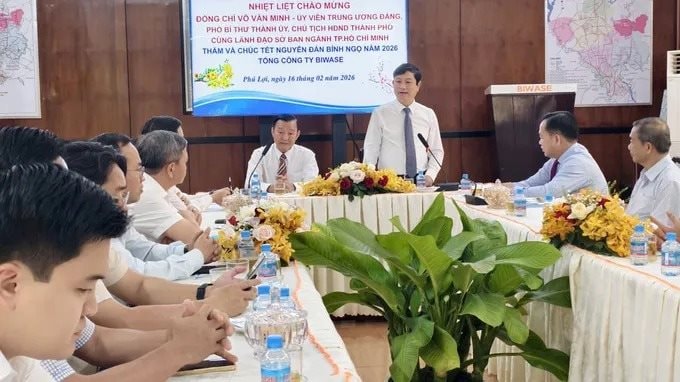 Chủ tịch HĐND TP.HCM thăm và chúc Tết các đơn vị làm nhiệm vụ trực đêm giao thừa